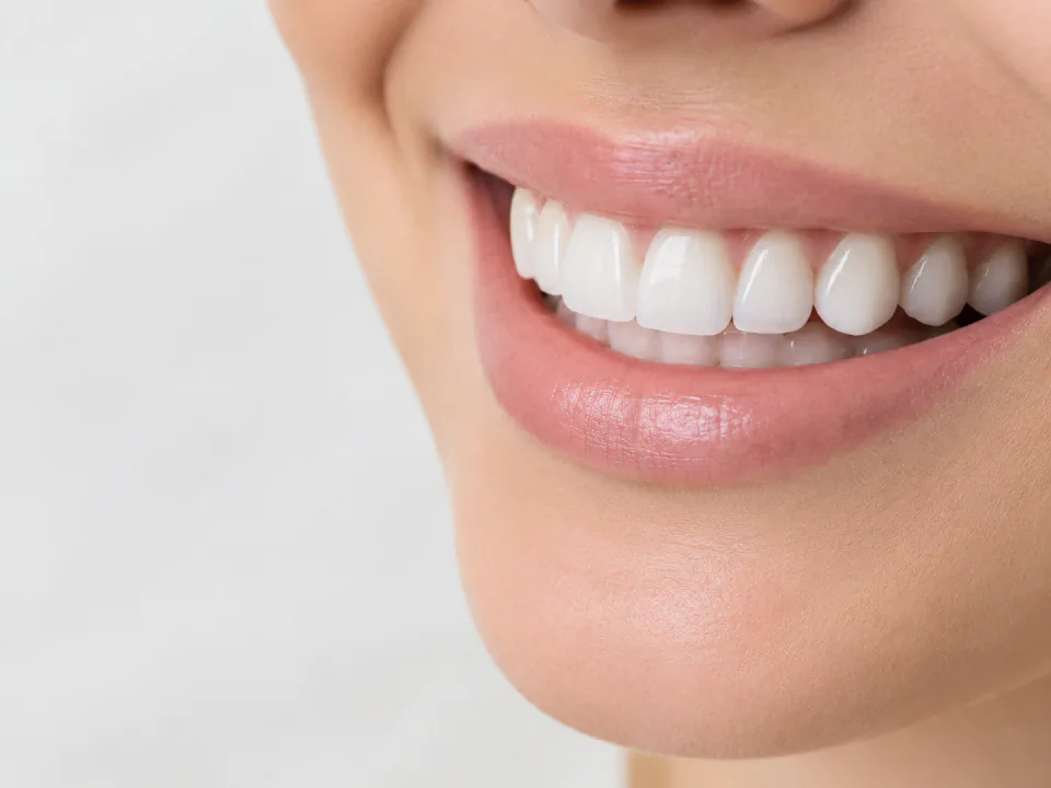 Primer plano de una sonrisa natural y cuidada.