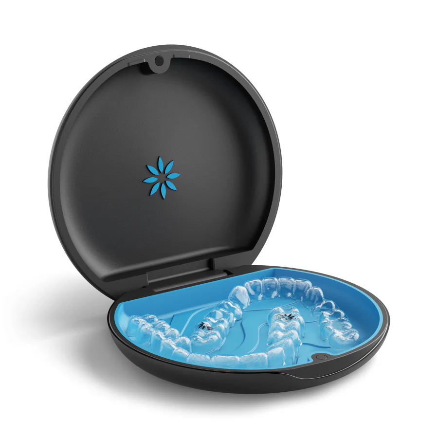 Estuche con alineadores transparentes Invisalign.